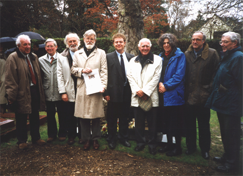 Group photo at grave. Copyright Janet Beccaloni